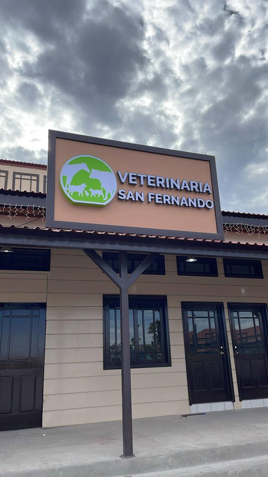 Fachada de Veterinaria San Fernando, con su letrero y el logotipo verde sobre el local